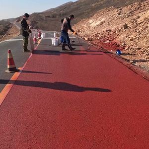 老街街道一是彩钢瓦喷漆翻新，地面喷涂